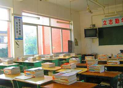 å­¦æ ¡æå®¤