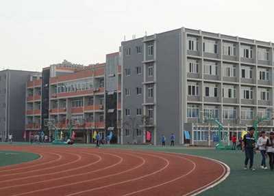 广元卫生学校操场一角