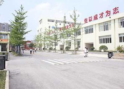 成都新运职业学校校园一角