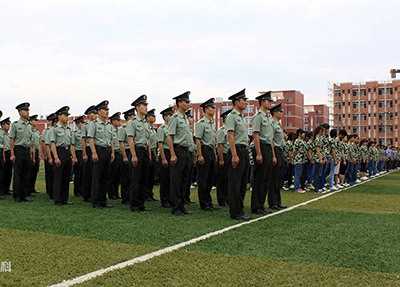 阿坝职业学校军训风姿