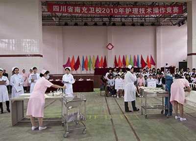 南充护理职业技术学校比赛中的学子