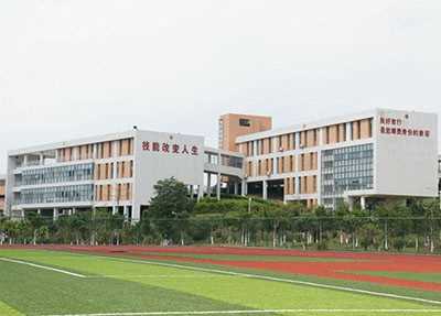 简阳机电工程学校操场一角