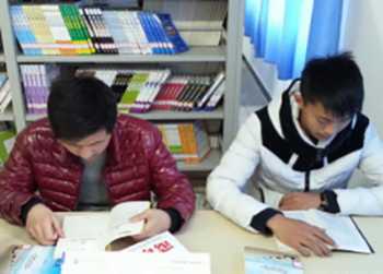 图书馆的学子