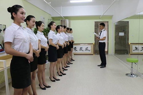 女生读贵阳中专职业学校航空服务专业好不好找工作？