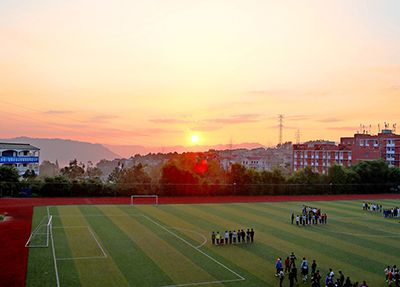 学校操场.jpg 学校操场.jpg