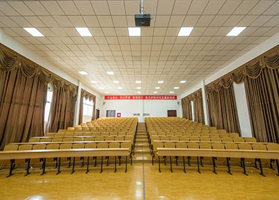 阶梯教室.jpg 阶梯教室.jpg