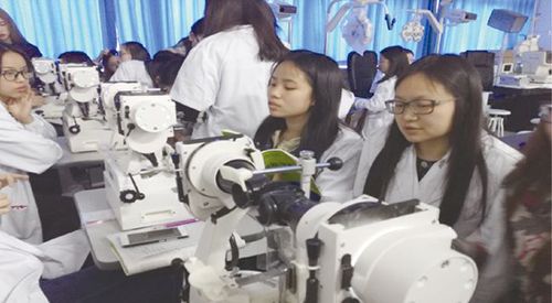 重庆医药高等专科学校眼视光技术专业学生实训