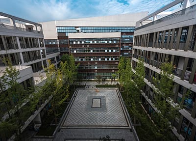 人,其中具有研 人,其中具有研