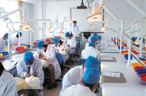 重庆口腔医学技术专业介绍丨培养目标丨教学课程丨就业方向前景