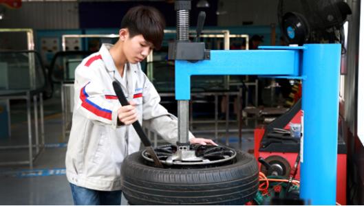 贵阳职业学校介绍一个成功汽修人的故事