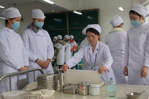 贵阳卫校告诉你男护士的就业优势