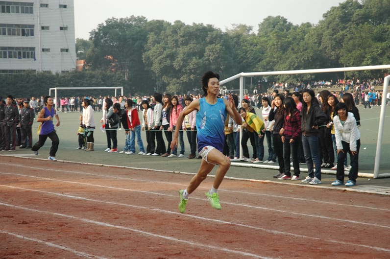 参赛选手正为达到终点而努力