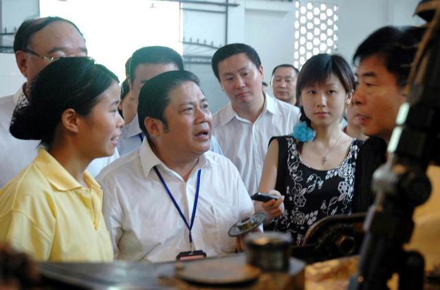 市领导与学生亲切交谈