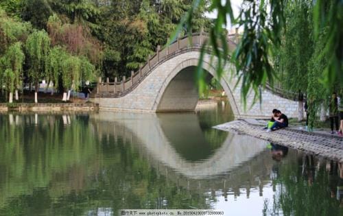 2022年四川省人民医院护士学校收费标准