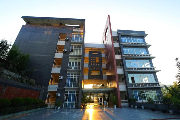 重庆医药高等专科学校西教学楼
