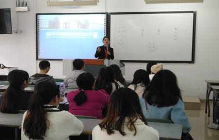 四川护理职业学院加强校企合作