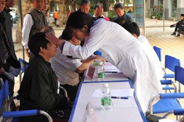 重庆知行卫生学校学雷锋义诊活动