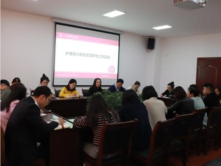 四川护理职业学院为学生做工作