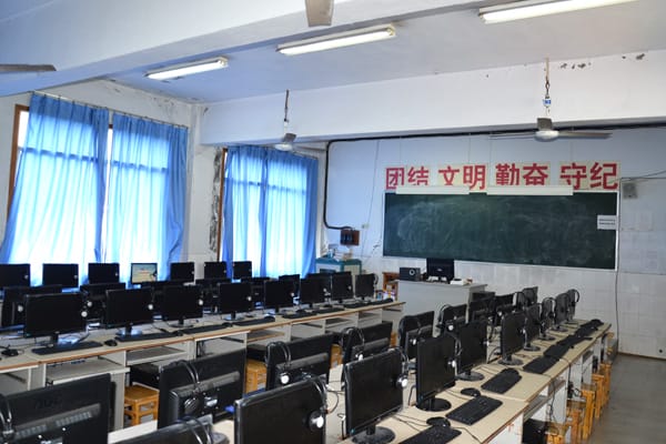 重庆光华女子职业中等专业学校四微机室