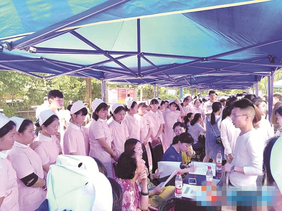 2017年重庆市渝西卫生学校双选会现场