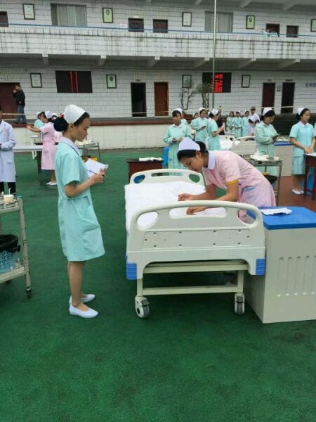 重庆市渝西卫生学校 “护理技能大赛半决赛”现场图一