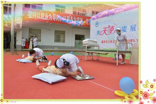 重庆市三峡卫生学校学生人工呼吸现场演示