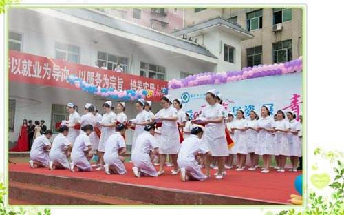 重庆市三峡卫生学校学生佩戴护士帽宣誓