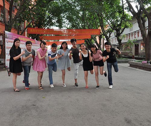 重庆市卫生技工学校师哥师姐们迎接新生