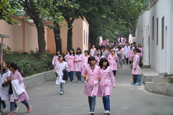 重庆市卫生技工学校社会实践的学生