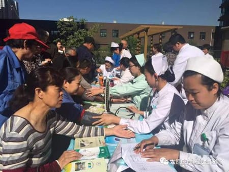 重庆市卫生技工学校“白衣天使”进社区义诊 专业服务引市民点赞