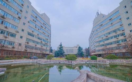 成都理工大学校园一角环境