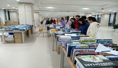 重庆工商大学成功举办2022年外文原版书展