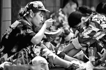 贵州工商职业学院新生吃西瓜现场