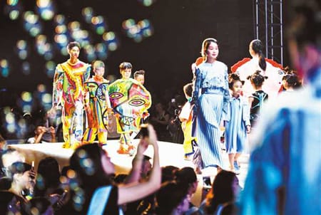 重庆第二师范学院毕业生作品亮相伦敦大学生时装周