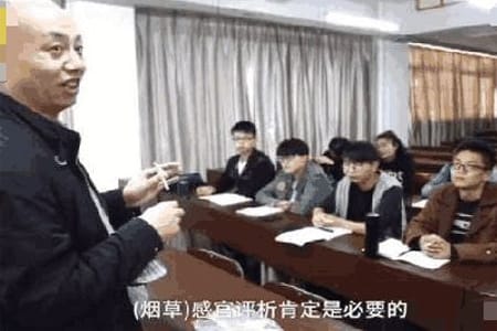 云南农大教师带着学生上课抽烟? 想顺利毕业就必须如此!
