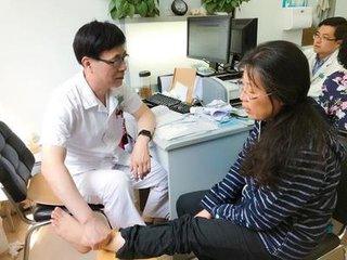 骨科医生给病人看病