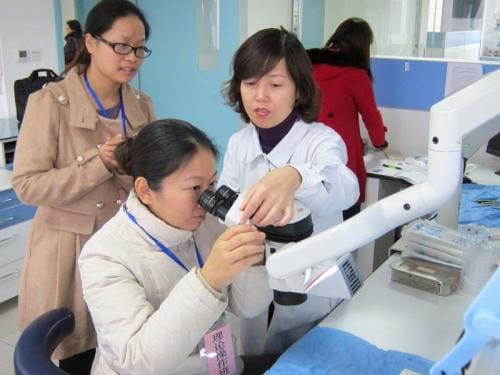 四川大学华西口腔医学院老师指导学生操作