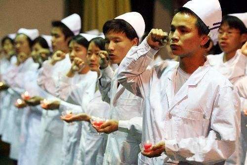 男孩子读高级护理就业前景如何