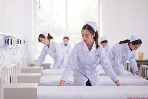 成都卫校女生护理实习场景