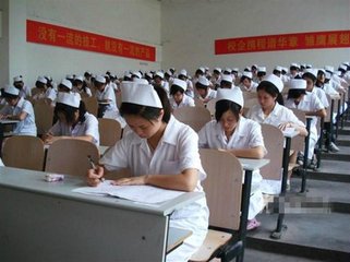 成都卫校认真学习的学生
