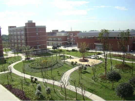 都江堰技师学院学费贵吗