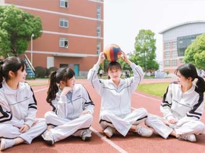 操场上的小姐姐们