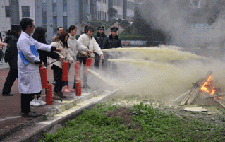 重庆市护士学校、举行火灾逃生疏散演练及灭火演练