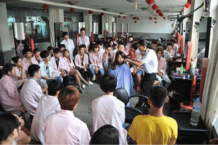 贵阳的美容美发学校推荐_贵州穗港美容美发学校