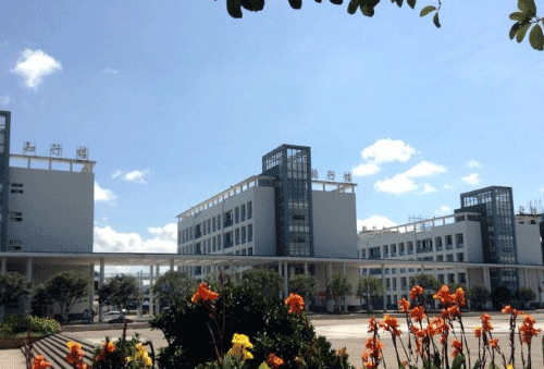 离贵州兴义市最近的卫校有吗？