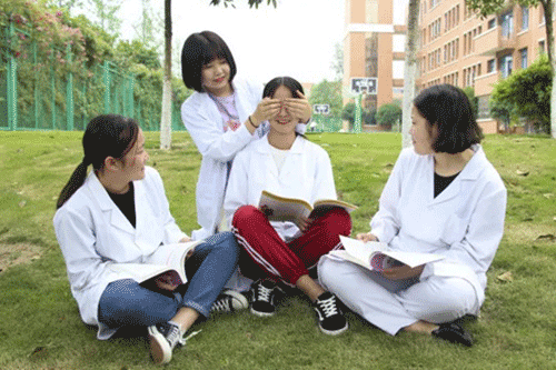 卫校面试自我介绍范文—贵阳中职卫校