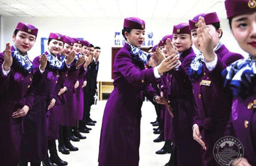 女生贵阳学高铁乘务专业毕业后待遇如何