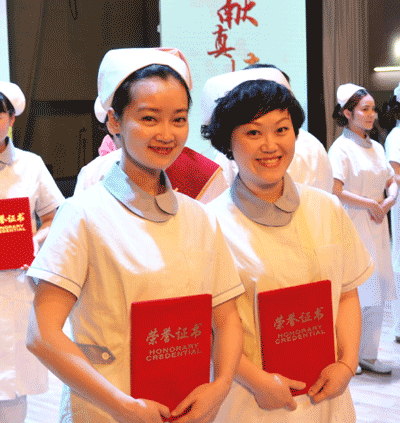成都卫校毕业奖章颁发