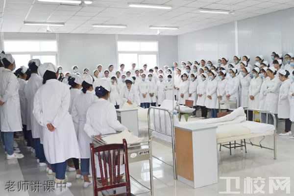 四川国盛技工学校老师讲课中