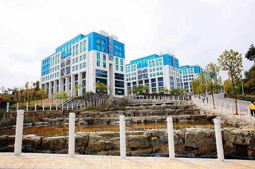 贵州职业技术学院五年制大专学费高吗